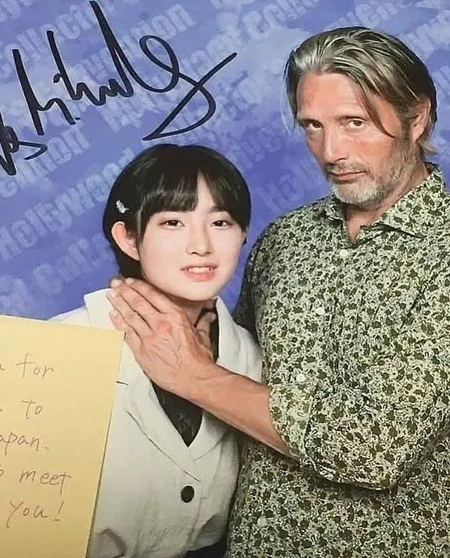 매즈 미켈슨의 팬서비