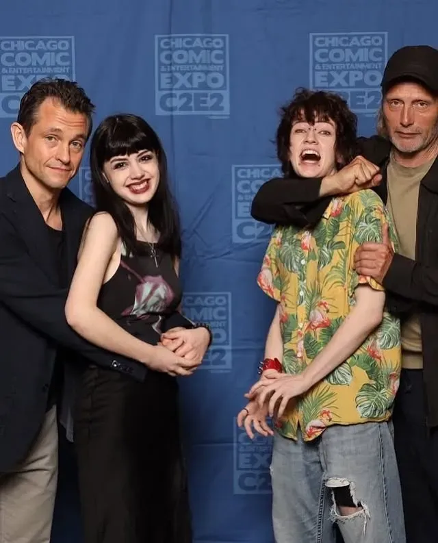 매즈 미켈슨의 팬서비