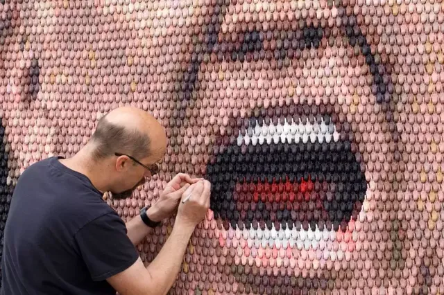 작은 조각들이 만든 강렬한 이미지