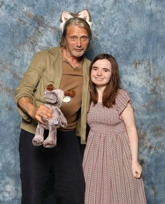 매즈 미켈슨의 팬서비