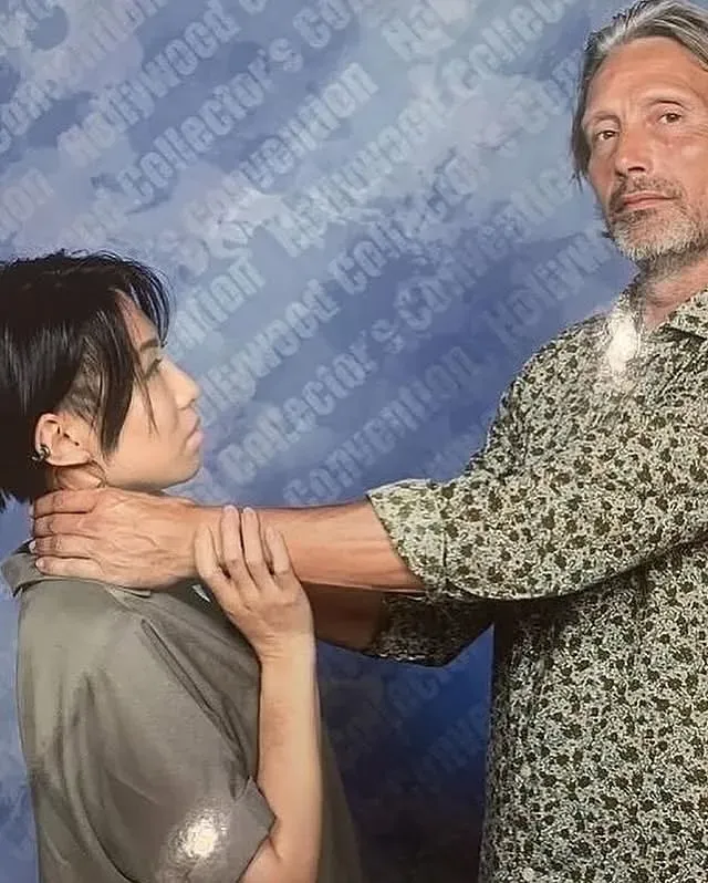 매즈 미켈슨의 팬서비