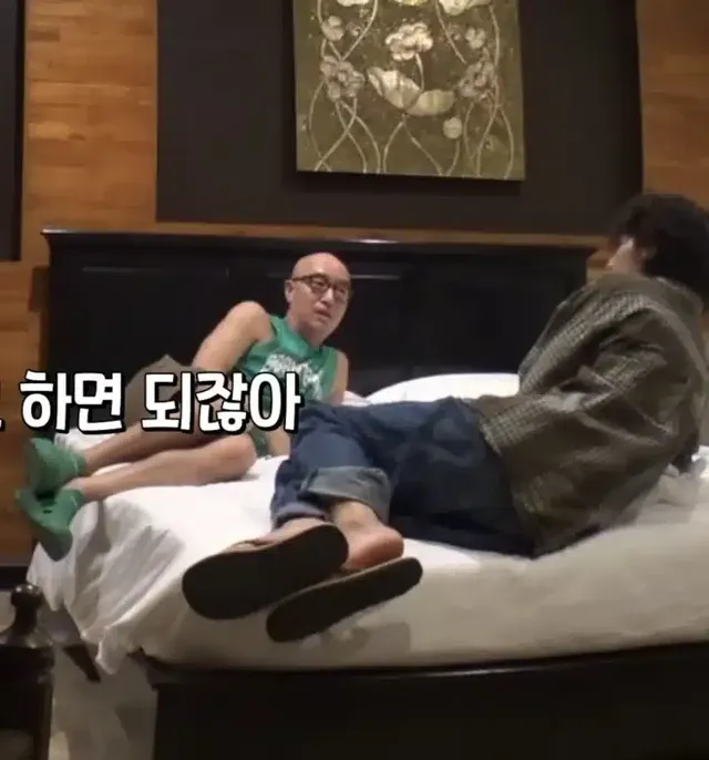 침대에 신발 닿으면 죽는 한국인자세로 대화하는 홍석천-유승호