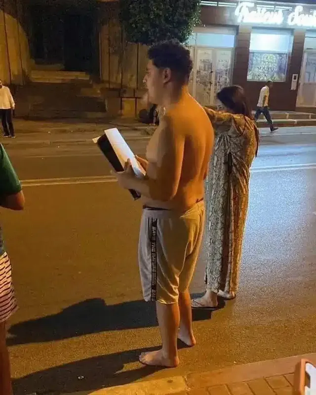 대지진이 모로코를 강타한 뒤, 이 남성은 집에서 플레이스테이션 5만 챙겨 나왔다