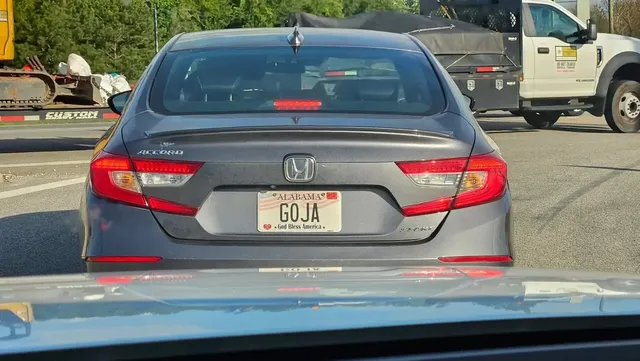 얼굴을 안 봐도 차주의 인종을 알 것 같은 번호판들.jpg