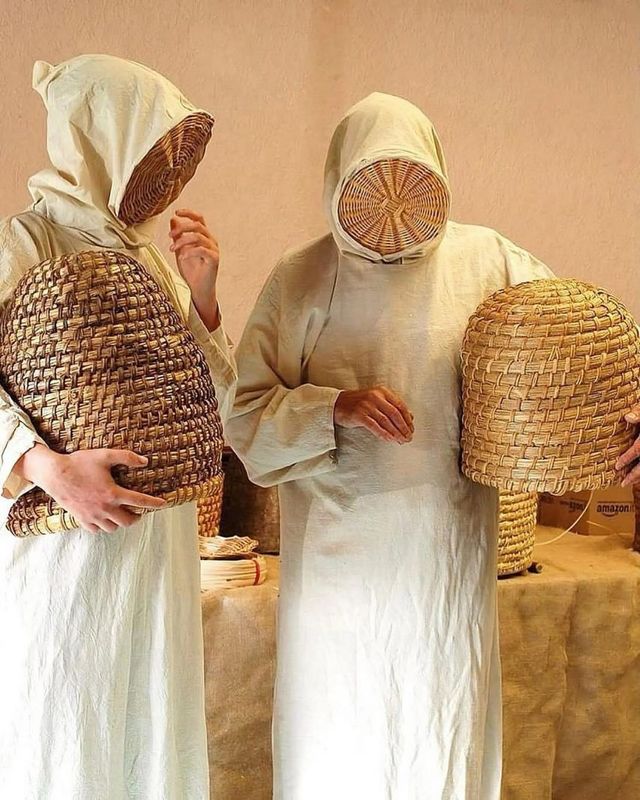 꿀벌을 돌보기 위해 만들어진 중세의 복장