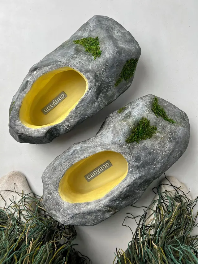 이끼가 자란 돌을 모티브로 한 신발.