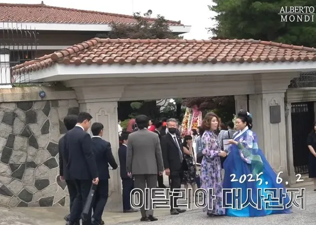 이례적으로 한복을 입은 주한 이탈리아 대사