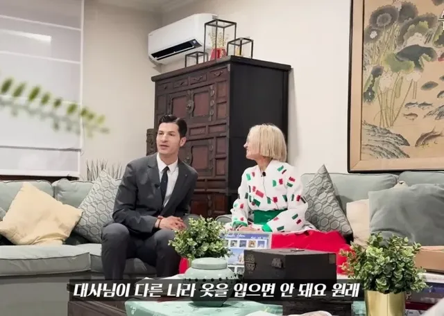 이례적으로 한복을 입은 주한 이탈리아 대사