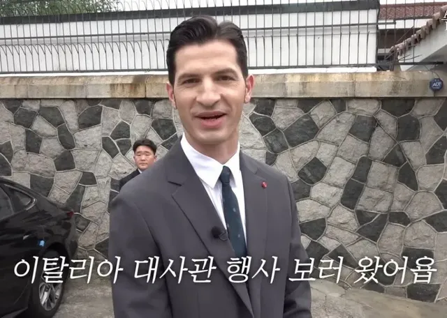 이례적으로 한복을 입은 주한 이탈리아 대사