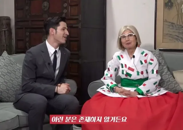이례적으로 한복을 입은 주한 이탈리아 대사