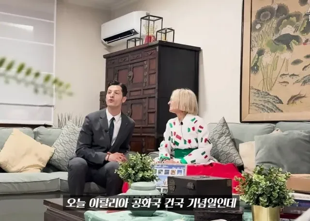 이례적으로 한복을 입은 주한 이탈리아 대사