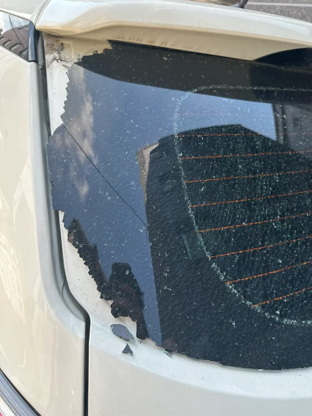 폭염에 못버틴 자동차유리