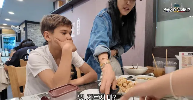 짜장면 잘라 주려던 엄마에게 딸이 보인 반응