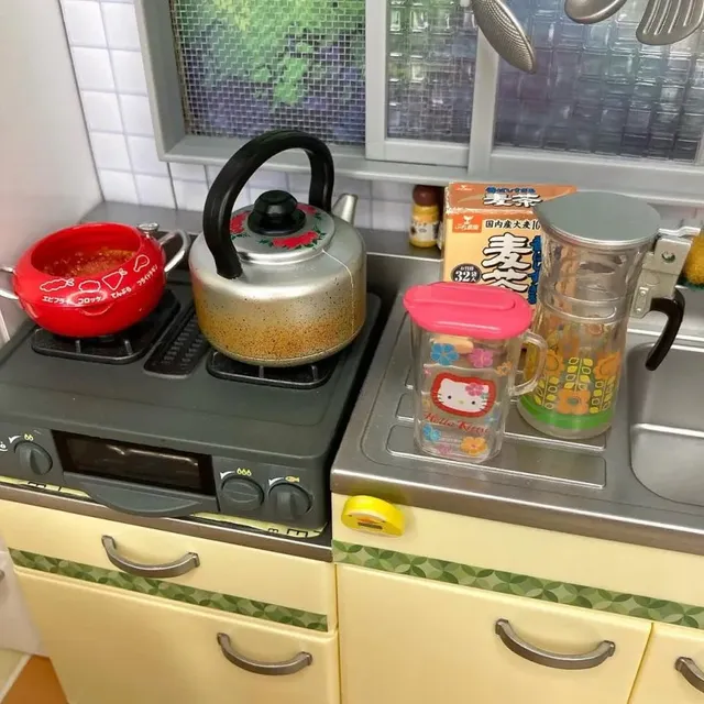 보리차 끓여 냉장고에 보관하기 미니어처 재현.jpg