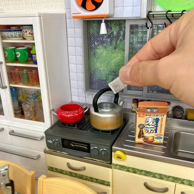 보리차 끓여 냉장고에 보관하기 미니어처 재현.jpg