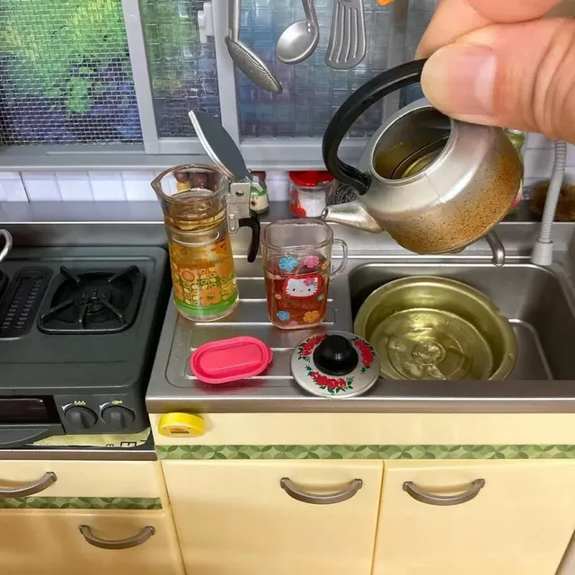 보리차 끓여 냉장고에 보관하기 미니어처 재현.jpg