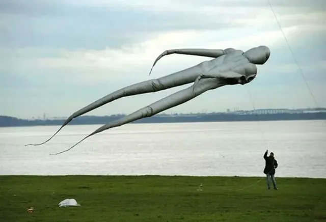 사람들을 공포에 떨게 한 구름 속 사람 형상의 비밀