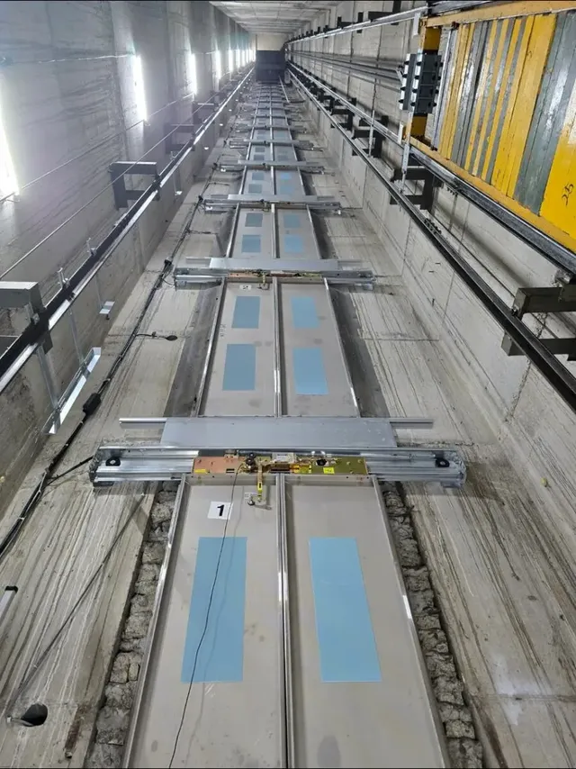 엘리베이터 기대지마시오 위험 체감짤