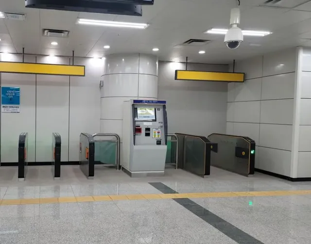 머글들은 통과할 수 없는 전철 개찰구