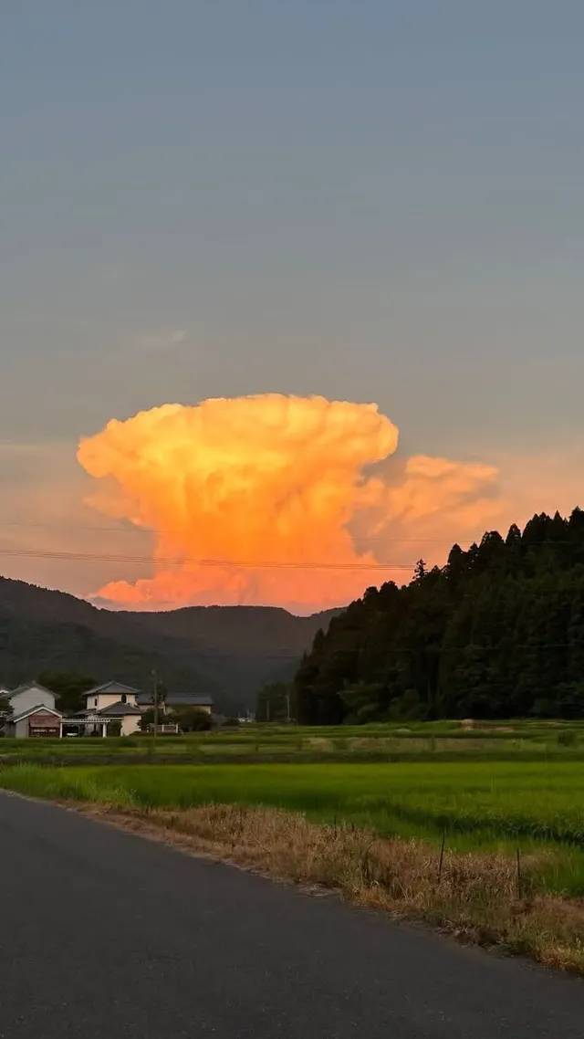 어제 찍혔다는 일본의 신기한 구름.jpg
