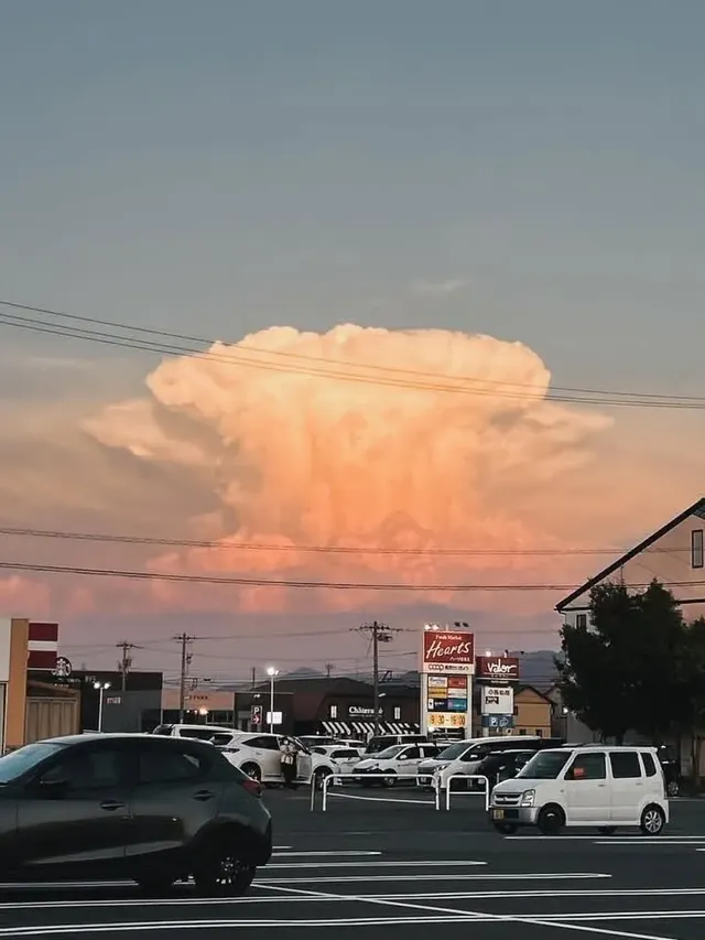 어제 찍혔다는 일본의 신기한 구름.jpg
