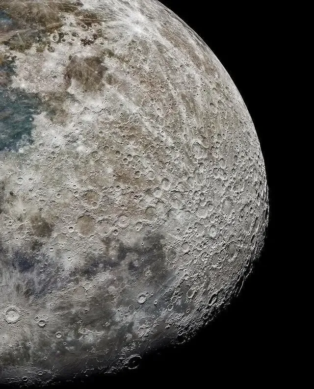 81,000개 사진을 이어붙인 달 사진