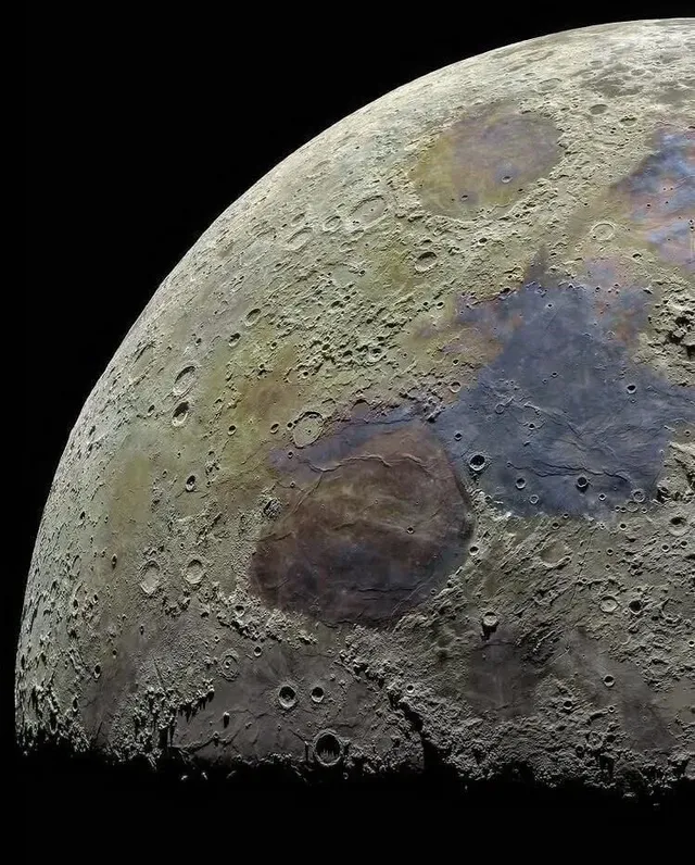 81,000개 사진을 이어붙인 달 사진