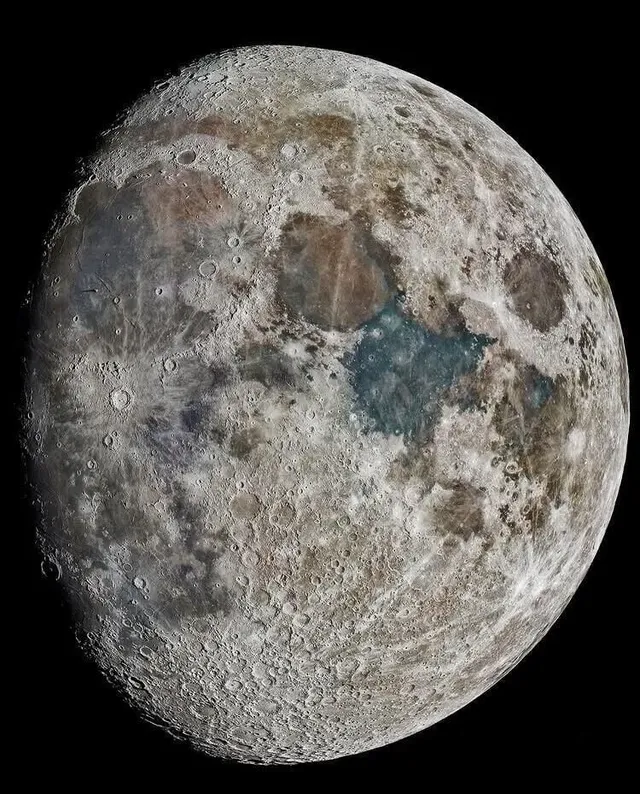 81,000개 사진을 이어붙인 달 사진