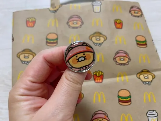 맥도날드 쇼핑백 그냥 버리기 아까워 춘식이 배지 만듦