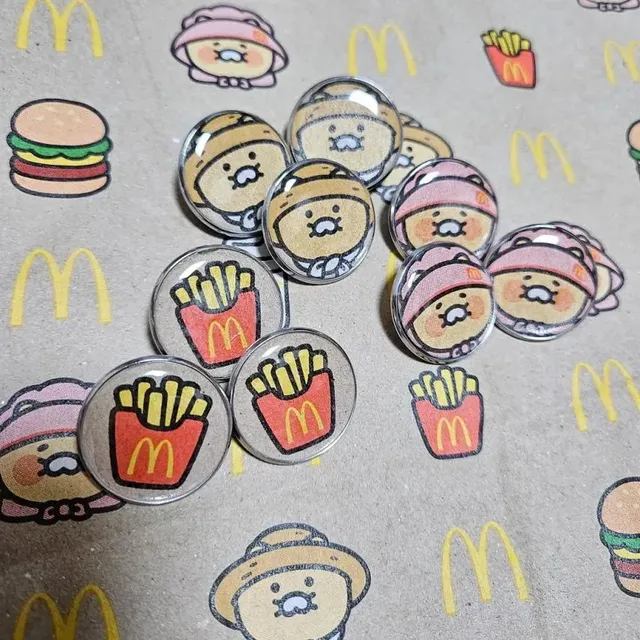 맥도날드 쇼핑백 그냥 버리기 아까워 춘식이 배지 만듦