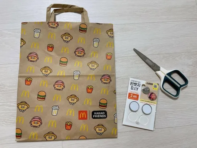 맥도날드 쇼핑백 그냥 버리기 아까워 춘식이 배지 만듦