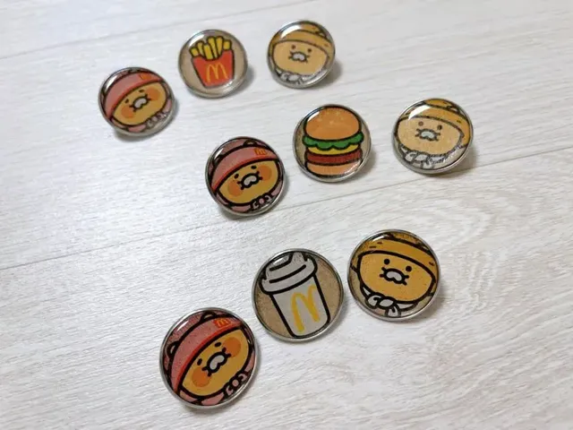 맥도날드 쇼핑백 그냥 버리기 아까워 춘식이 배지 만듦