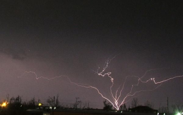 땅에서 하늘로 치는 거꾸로 번개