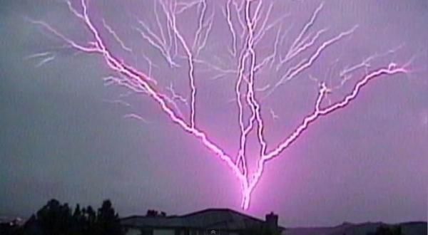 땅에서 하늘로 치는 거꾸로 번개