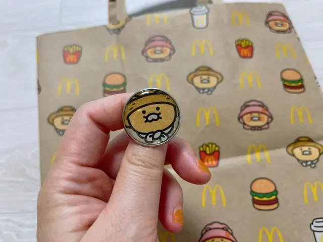 맥도날드 쇼핑백 그냥 버리기 아까워 춘식이 배지 만듦