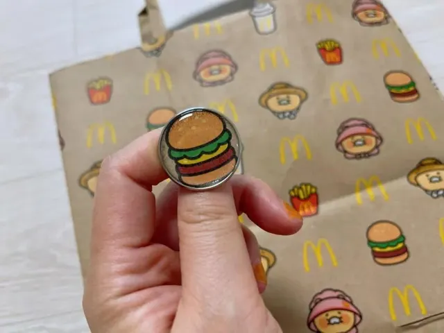 맥도날드 쇼핑백 그냥 버리기 아까워 춘식이 배지 만듦