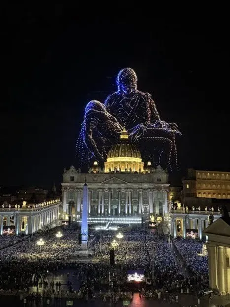 바티칸 성베드로 대성당 상공에서 드론으로 미켈란젤로 피에타 상 재현