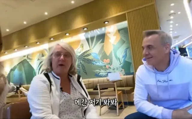 한국 카페에서 문화충격 받은 프랑스인.jpg