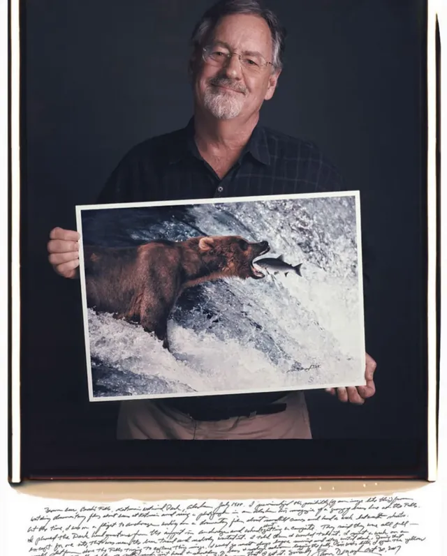 자신의 대표작을 들고 있는 사진작가들.webp