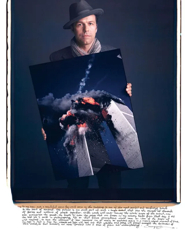 자신의 대표작을 들고 있는 사진작가들.webp