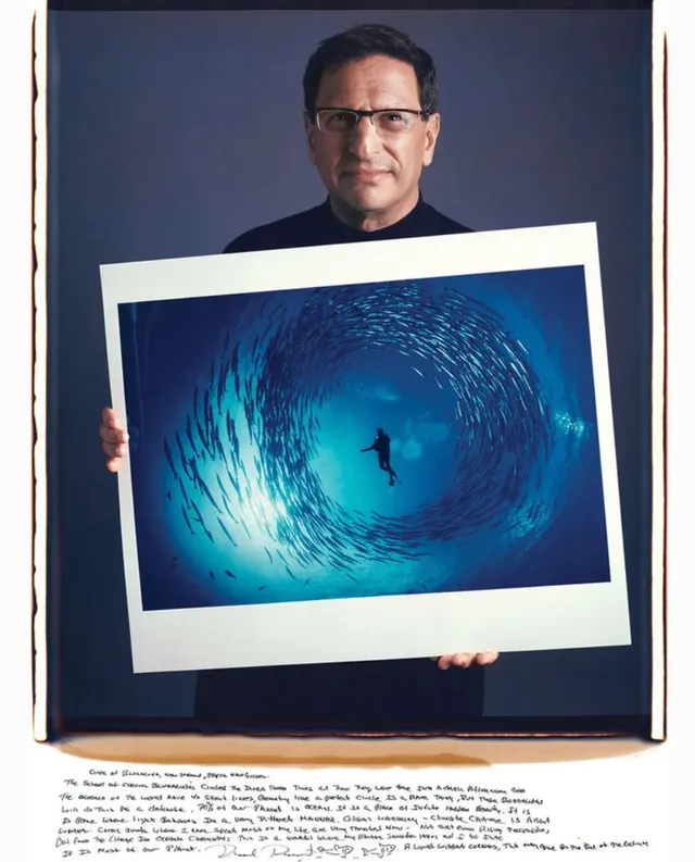 자신의 대표작을 들고 있는 사진작가들.webp