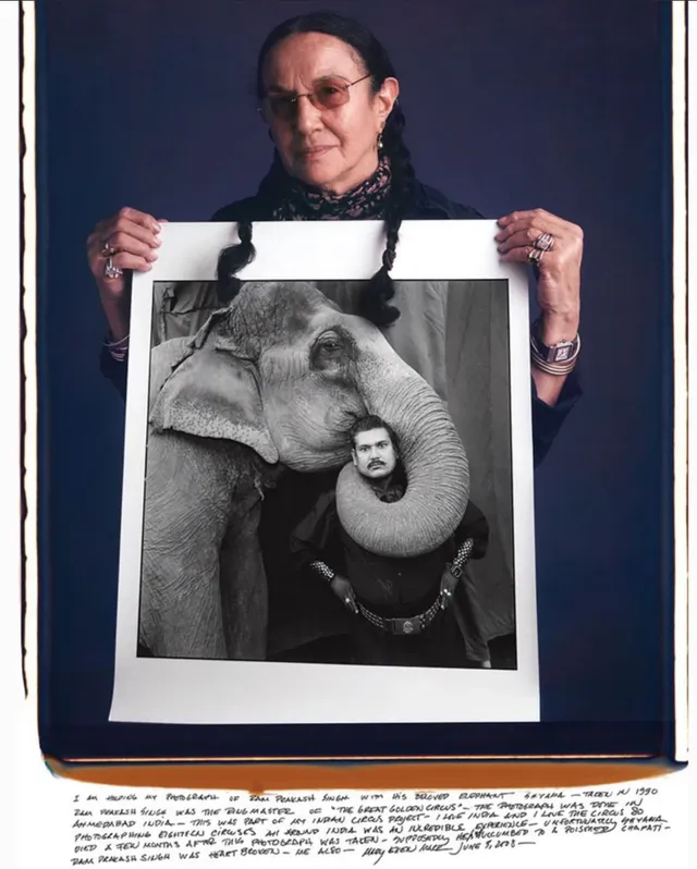 자신의 대표작을 들고 있는 사진작가들.webp