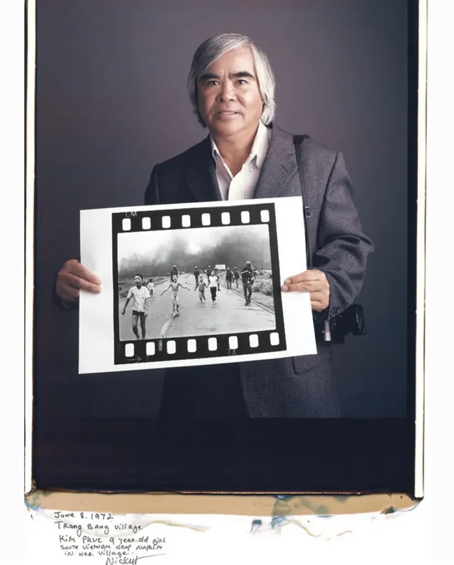 자신의 대표작을 들고 있는 사진작가들.webp