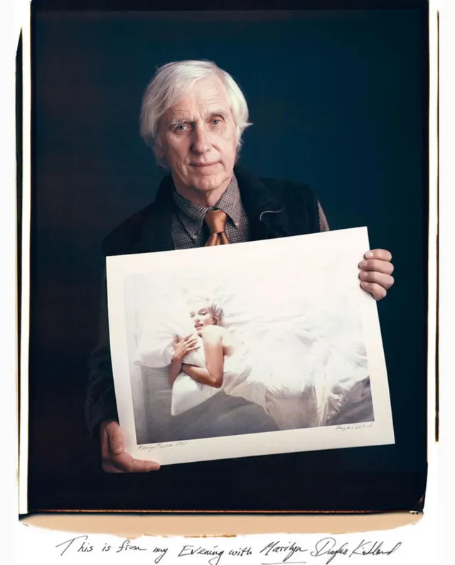 자신의 대표작을 들고 있는 사진작가들.webp