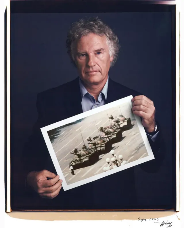 자신의 대표작을 들고 있는 사진작가들.webp