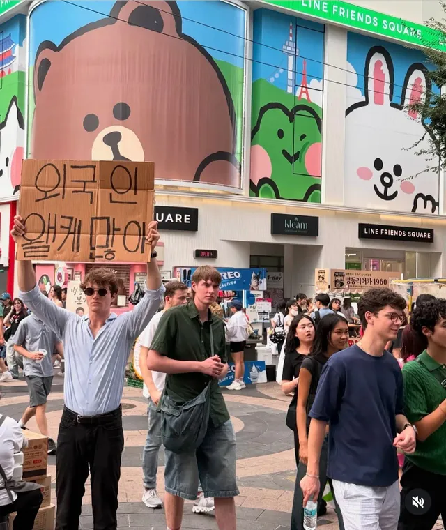 요즘 한국에서 피켓든 미국인