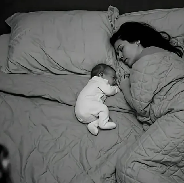 침대서 엄마랑 곤히 자고 있는 아기에게 1초 뒤 찾아 올 엄청난 행복