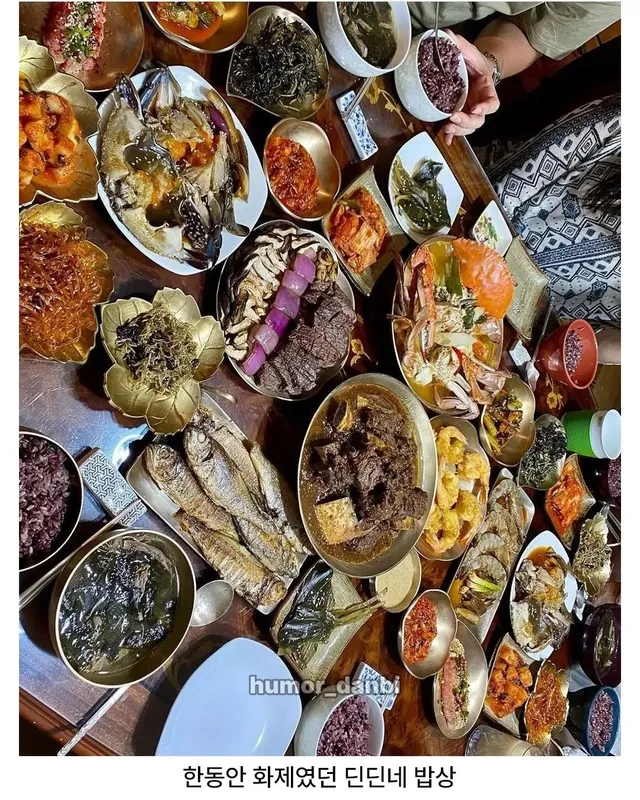 엄청난 밥상을 차리신 딘딘 어머님.jpg