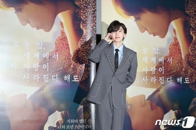 배우 미치에다 슌스케(道枝駿佑)가 25일 서울 용산구 CGV 용산아이파크몰에서 열린 영화 '오늘 밤, 세계에서 이 사랑이 사라진다 해도' 내한 기자회견에서 사랑스러운 볼 하트를 그리고 있다. ⓒ News1 권현진 기자