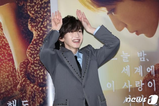 배우 미치에다 슌스케(道枝駿佑)가 25일 서울 용산구 CGV 용산아이파크몰에서 열린 영화 '오늘 밤, 세계에서 이 사랑이 사라진다 해도' 내한 기자회견에서 계묘년을 맞아 토끼 인사를 하고 있다. ⓒ News1 권현진 기자